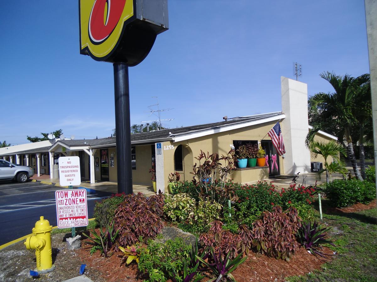 Super 8 By Wyndham West Palm Beach Motel Lantana