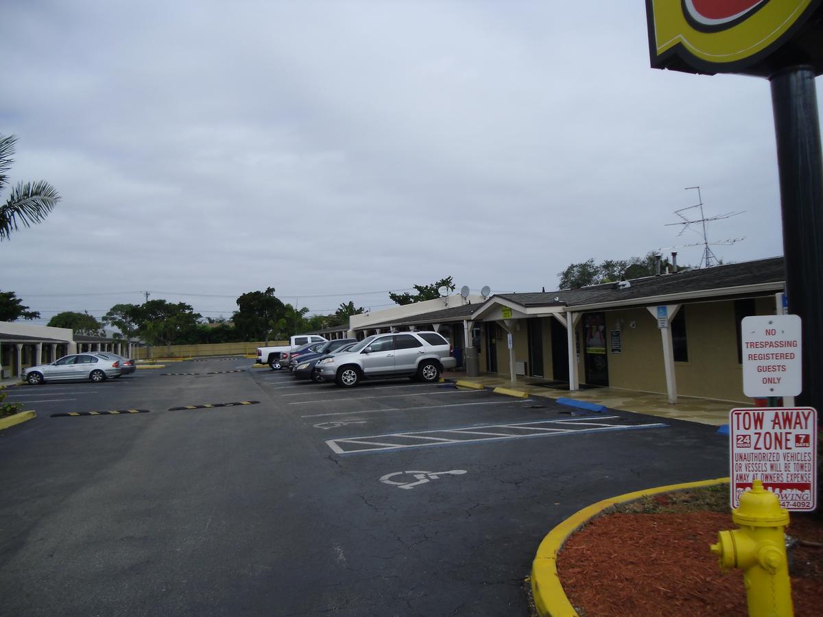 Super 8 By Wyndham West Palm Motel