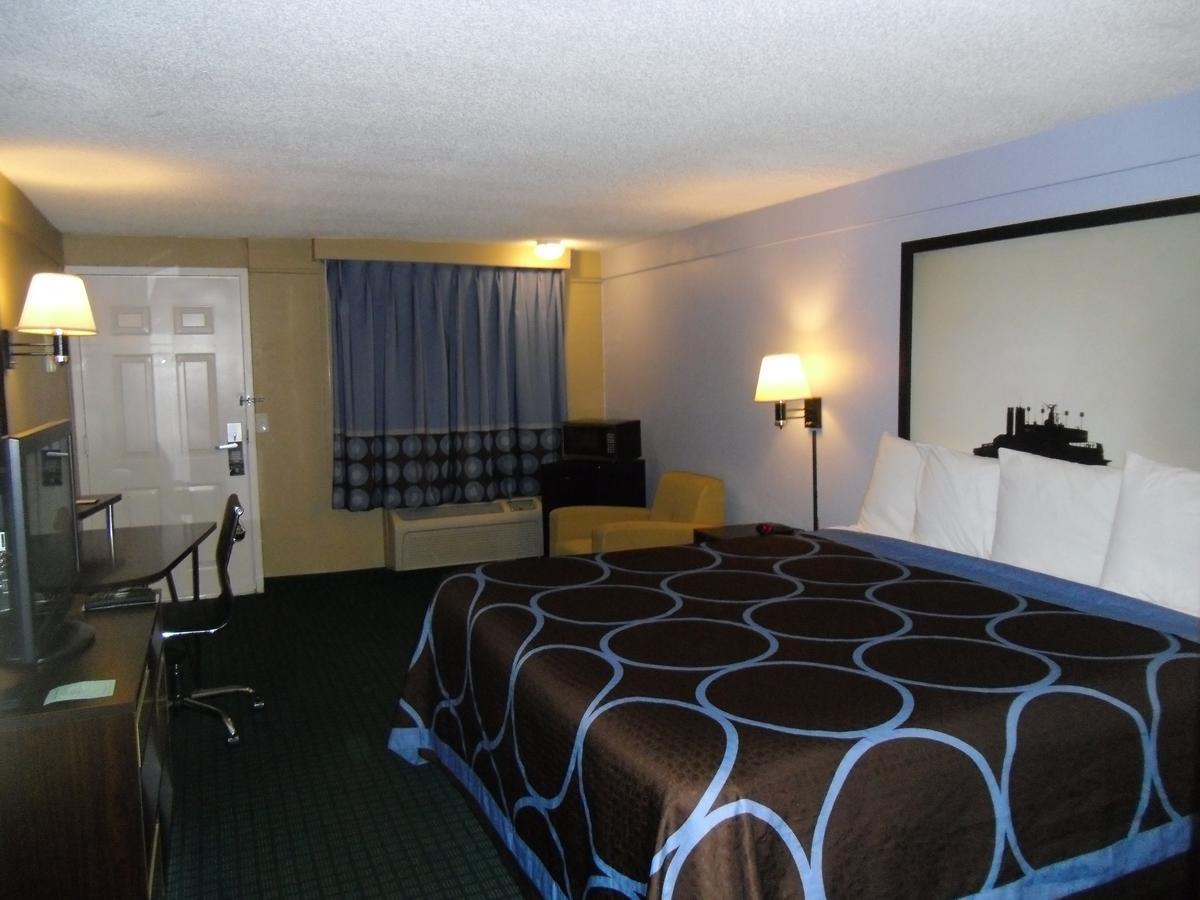 Super 8 By Wyndham West Palm Beach Motel